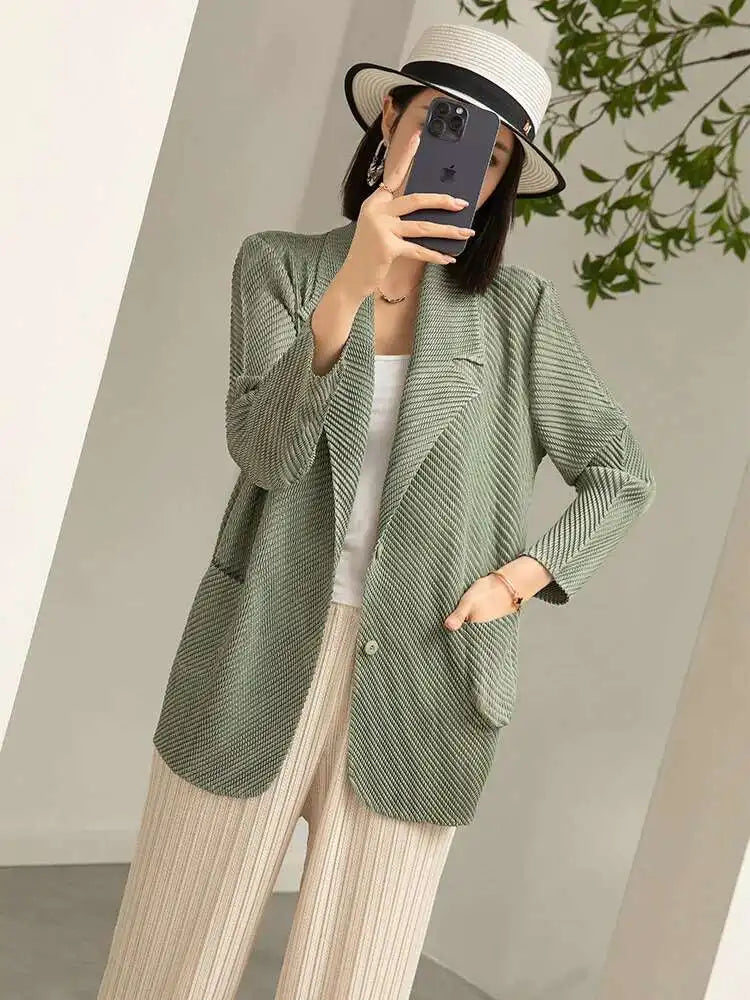 LANMREM Pleated Blazers For Women 2024 Spring New Lapel Single Breasted Long Sleeves Coat Female Fashion Coat 2DA3117